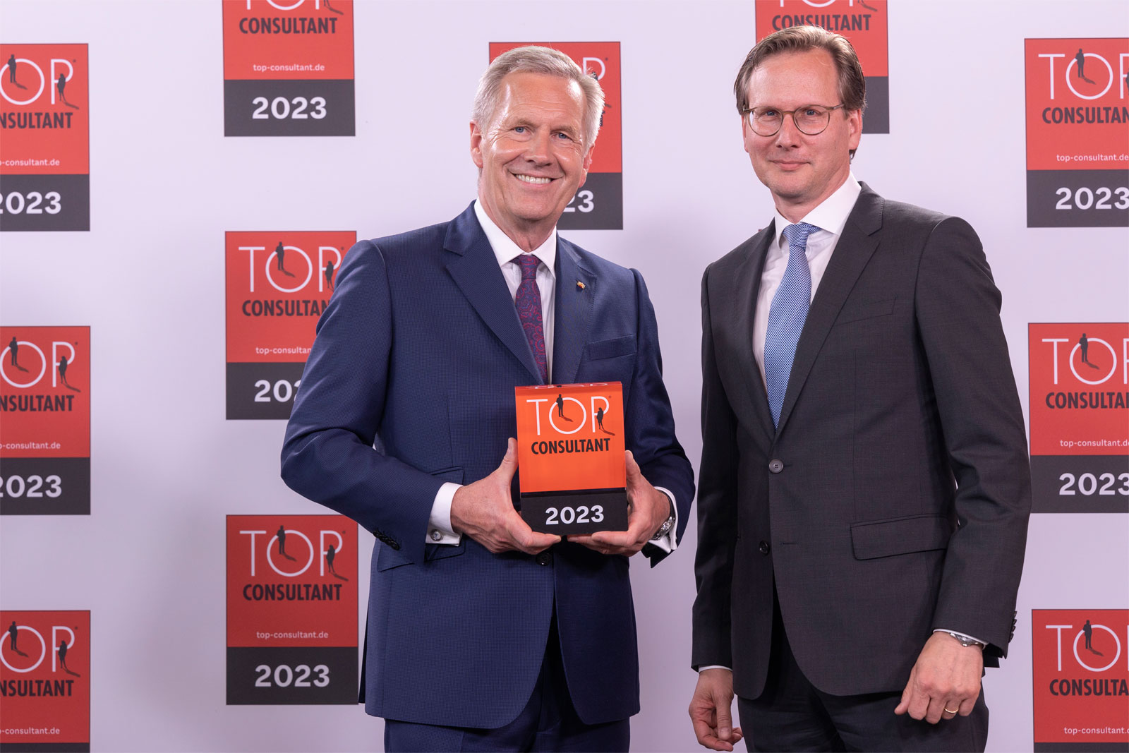Auszeichnung zum TOP CONSULTANT 2023 - Christian Wulff gratuliert Alexander von Buzay